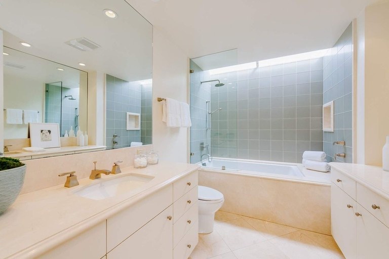 Phòng tắm phong cách hiện đại và tối giản dành cho nữ chủ nhân